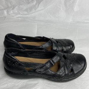 Clarks size 6 black leather loafers with Velcro closure in excellent condition